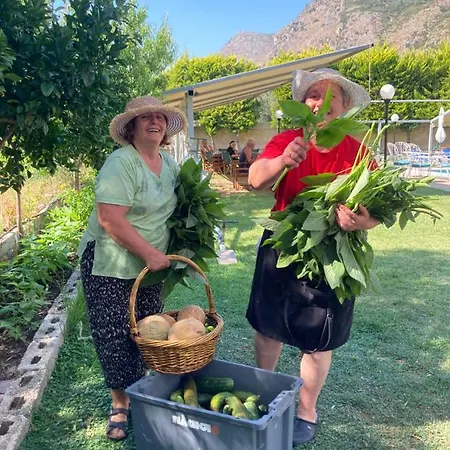 Sezar's Aparthotel Qeparo